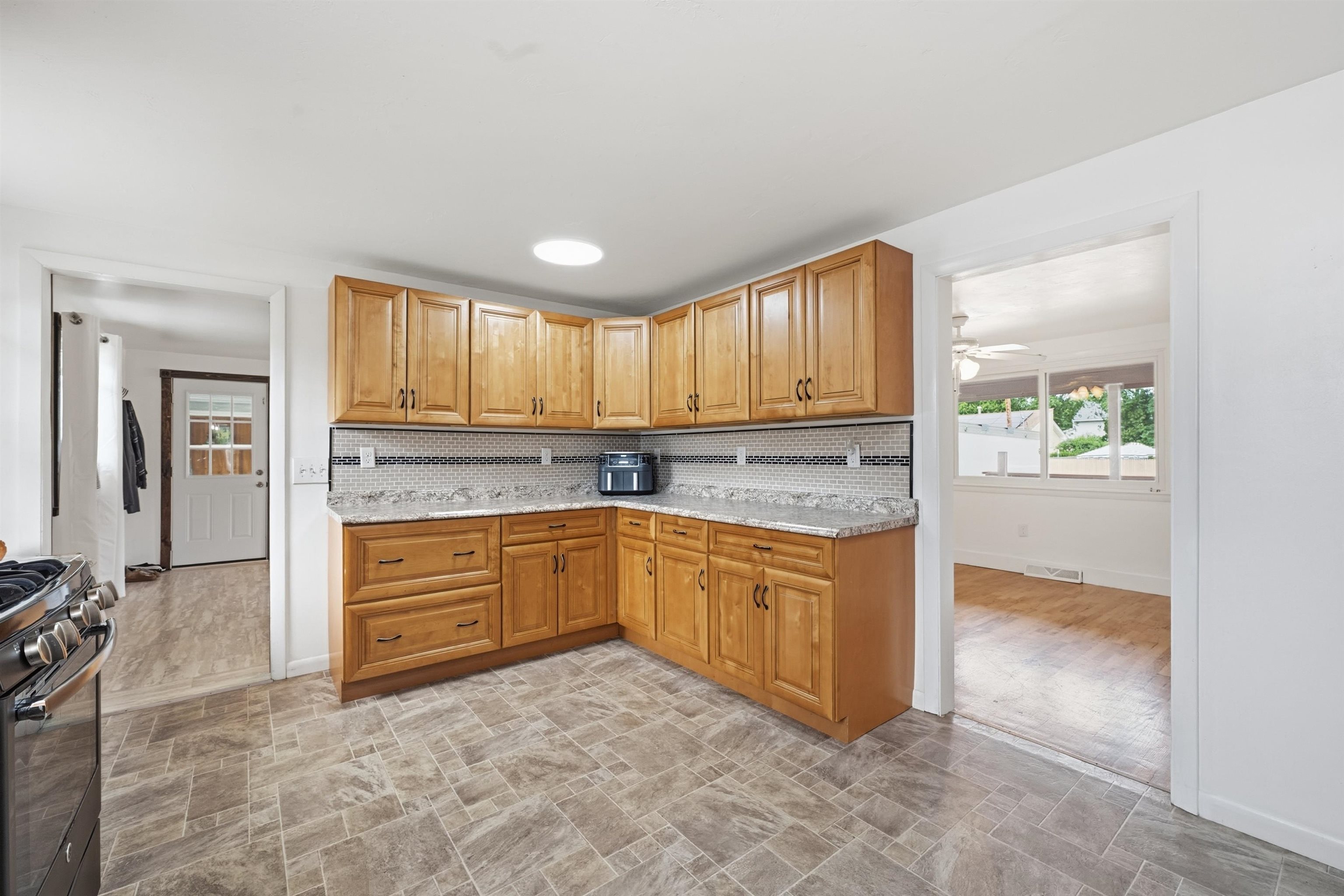 2 Iroquois Road Nashua, NH 03063 - Photo 12 of 36