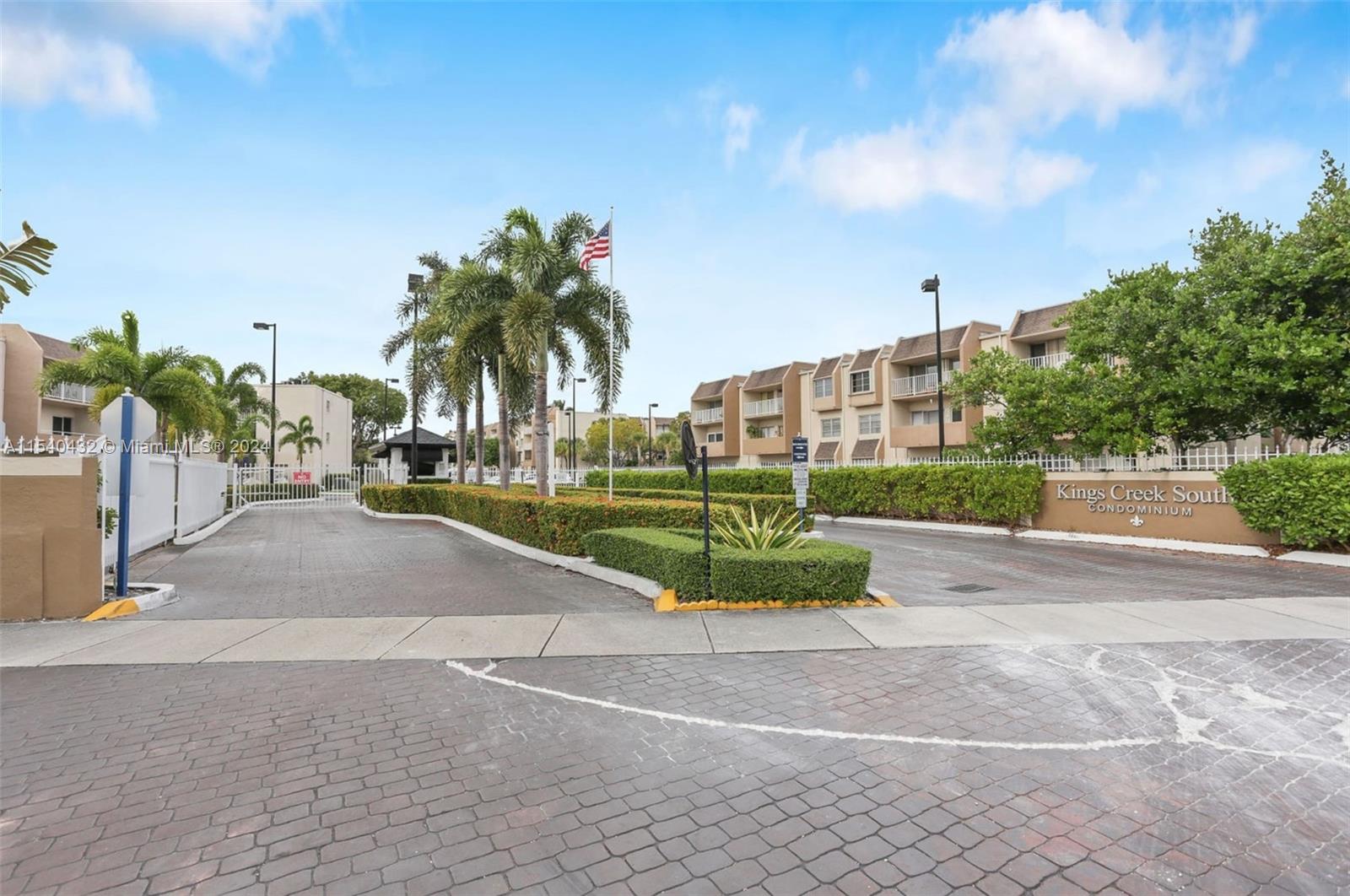 7785 Southwest 86th Street, Unit E116 Miami, FL 33143 - Photo 26 of 27 a view of a volley ball court