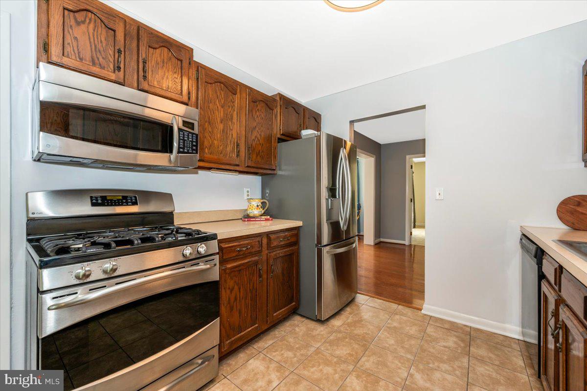 17400 Hughes Road Poolesville, MD 20837 - Photo 15 of 101 a kitchen with stainless steel appliances granite countertop a stove microwave and refrigerator