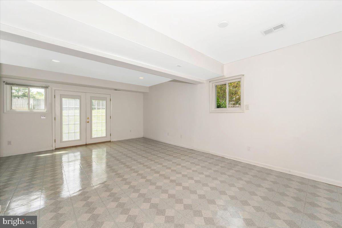 17400 Hughes Road Poolesville, MD 20837 - Photo 57 of 101 an empty room with windows