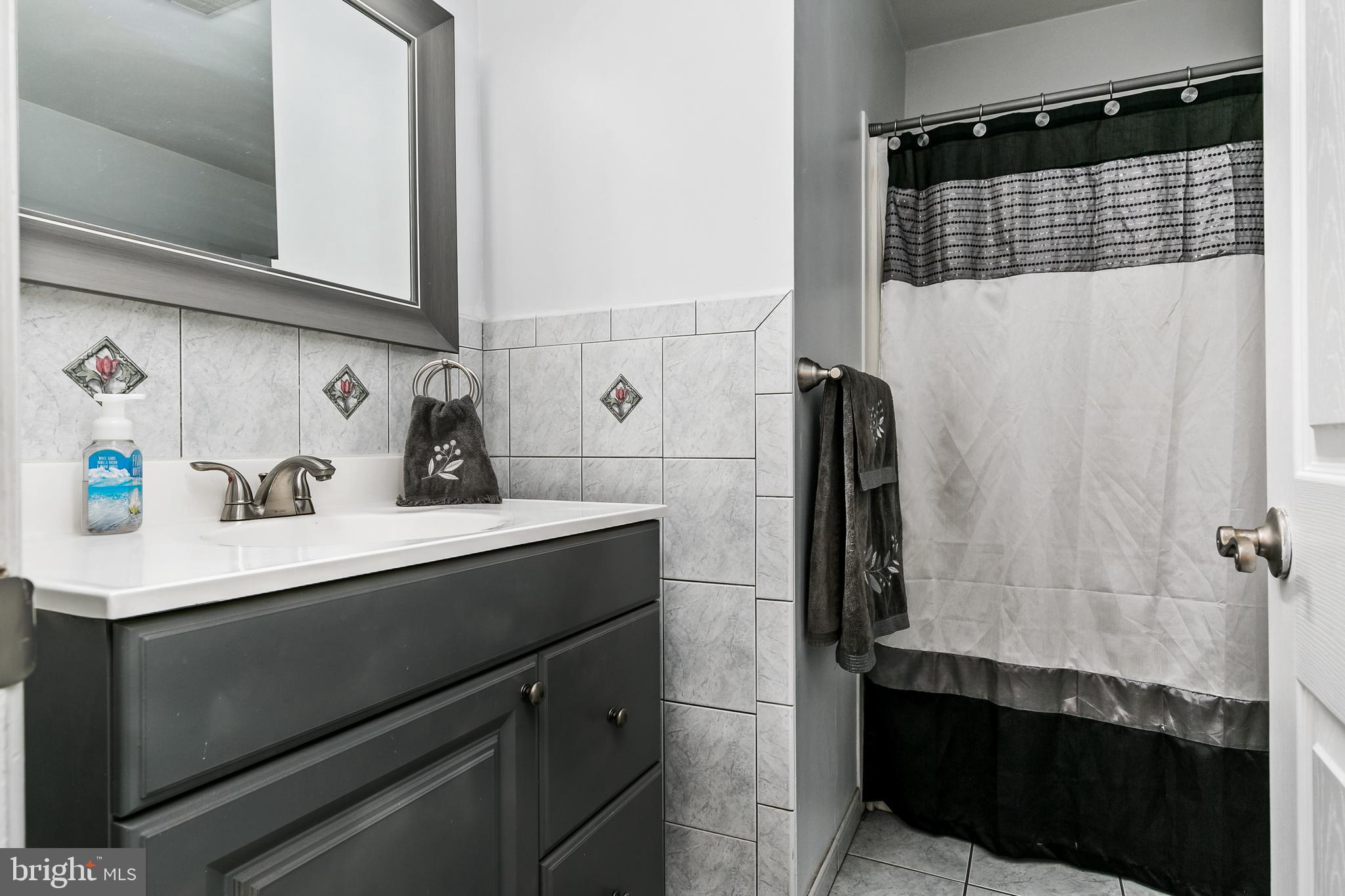 827 Richard Road Cherry Hill, NJ 08034 - Photo 17 of 37 Full bathroom in hall