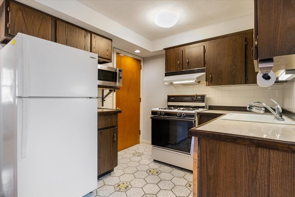 98 Hooper Road, Unit 98 Dedham, MA 02026 - Photo 6 of 41 Gallery Image 6
