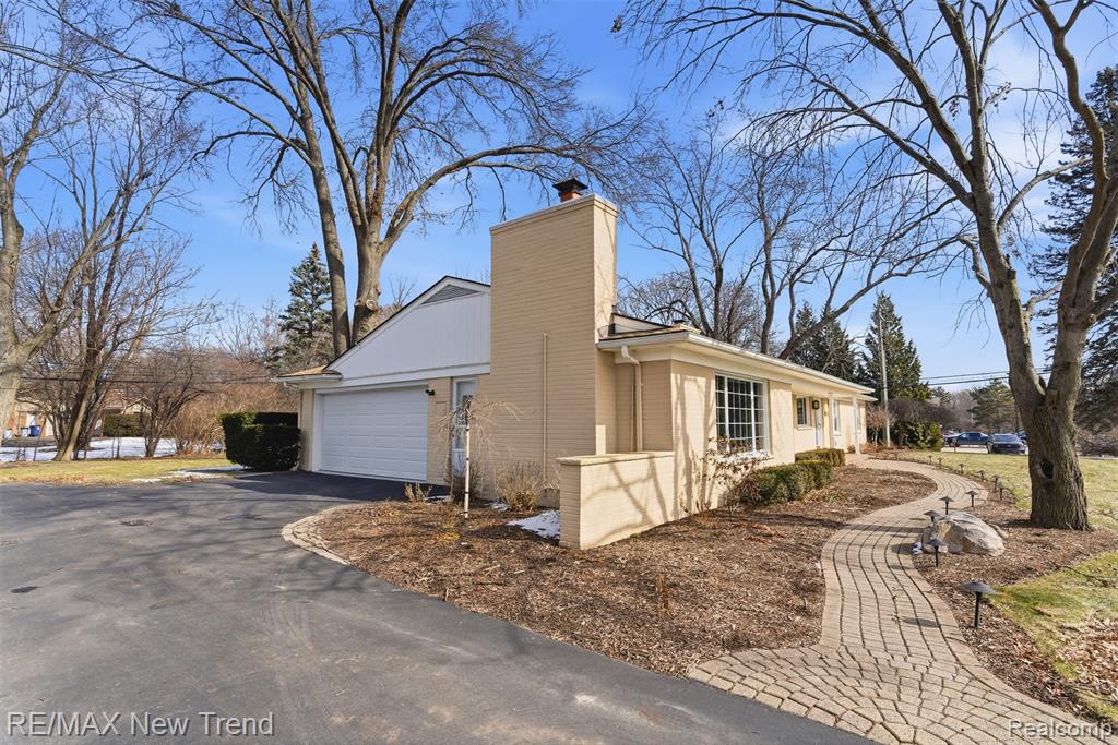 1043 Westview Road Bloomfield Hills, MI 48304 - Photo 3 of 43