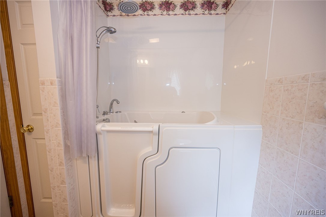 5 Alexander Parkway Pendleton, NY 14120 - Photo 21 of 49 Safe Step walk-in tub in master bathroom