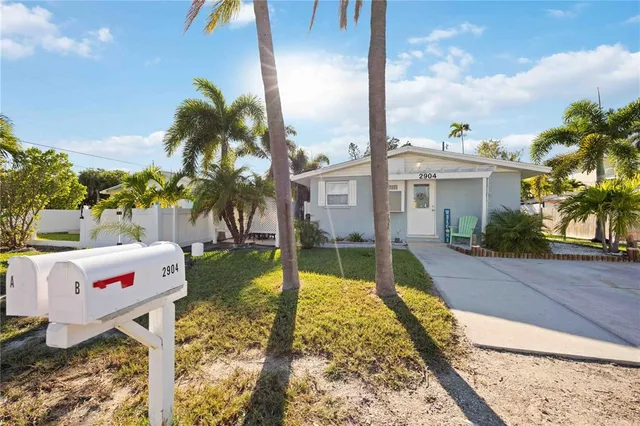 a view of small yard in front of house