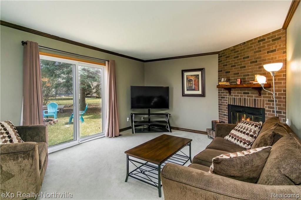 28122 Yorktown Road Farmington Hills, MI 48331 - Photo 7 of 15