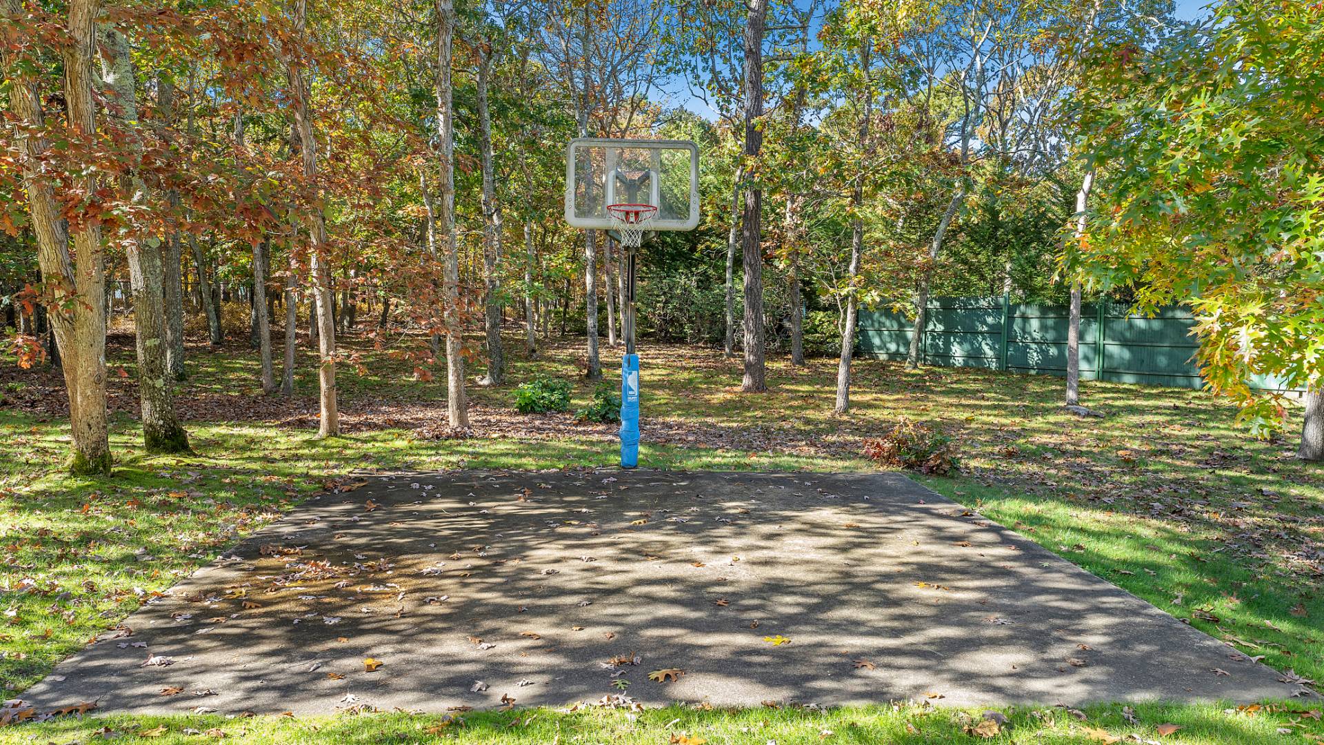 541 Wainscott NW Road Wainscott, NY 11937 - Photo 14 of 14 a backyard of a house with lots of green space