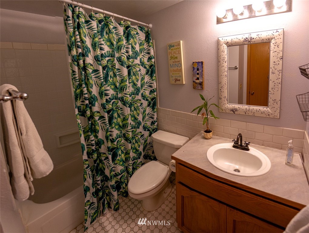 33027 20th Place Southwest Federal Way, WA 98023 - Photo 15 of 23 a bathroom with a sink toilet and shower