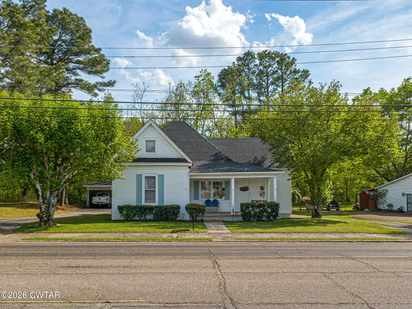 a house view with a outdoor space