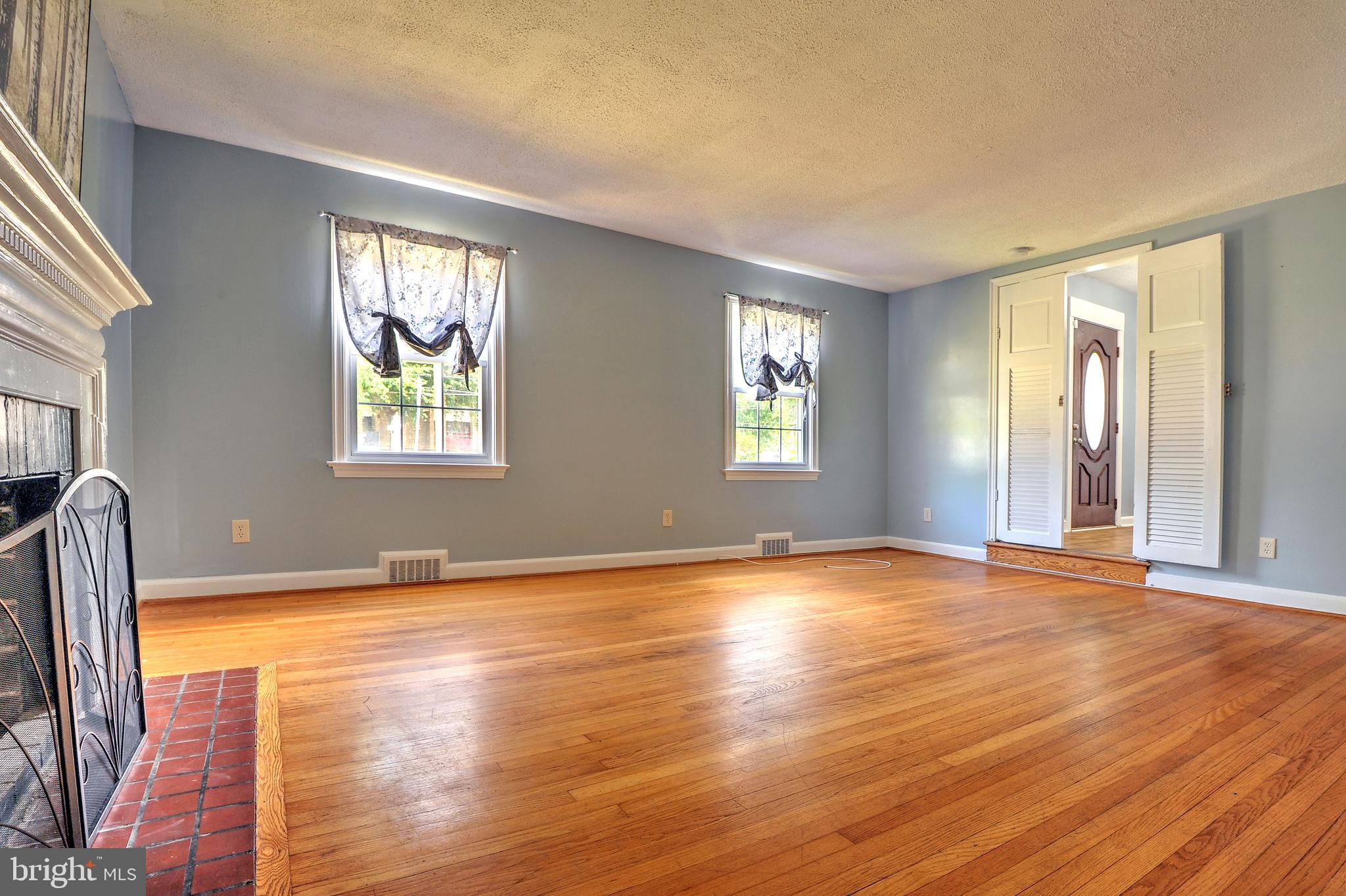 8016 Old Georgetown Road Bethesda, MD 20814 - Photo 7 of 36 Livingroom