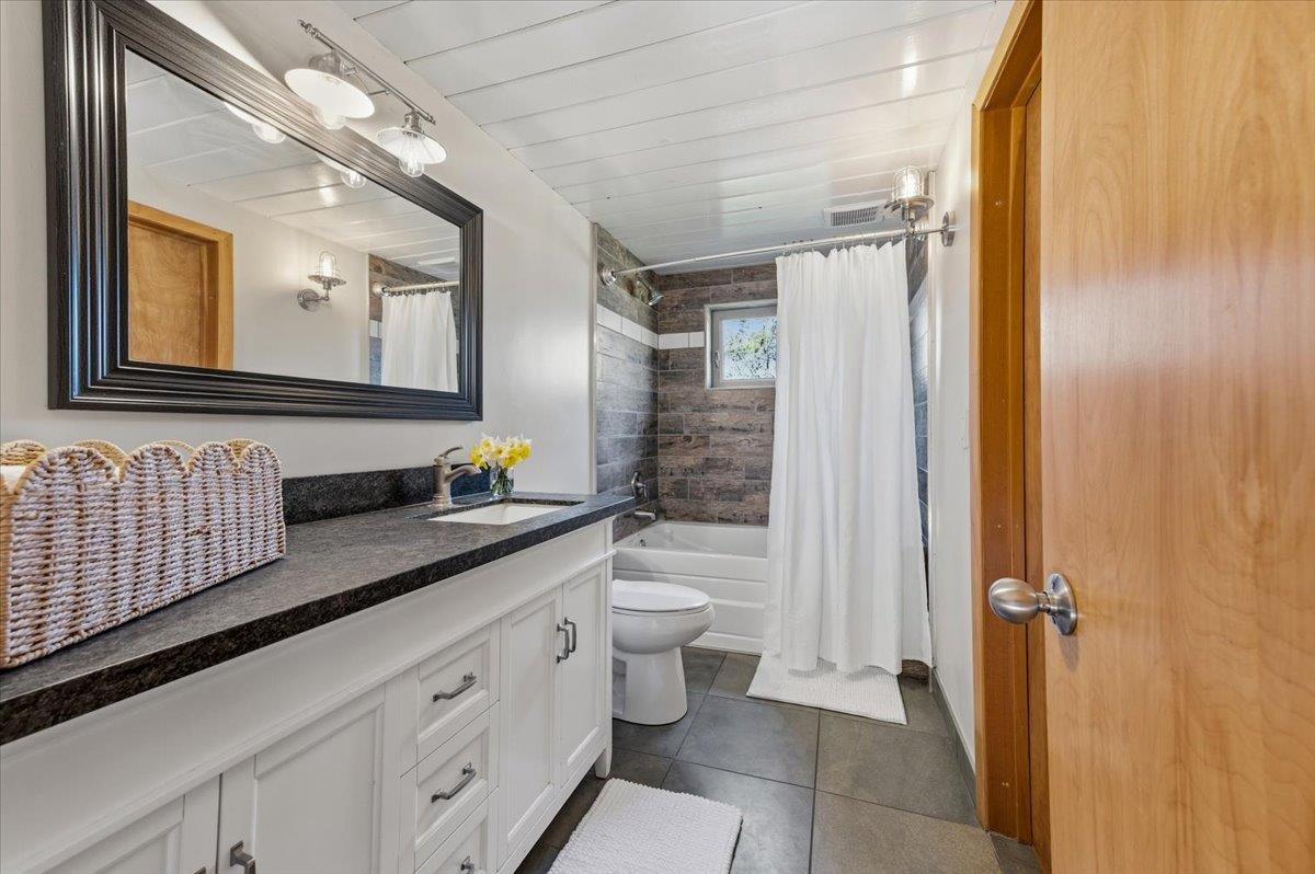 11403 Woodacre Road Grass Valley, CA 95949 - Photo 22 of 69 a bathroom with double sink and a mirror