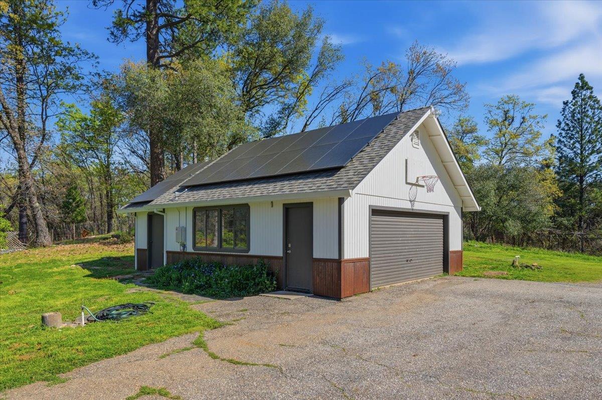 11403 Woodacre Road Grass Valley, CA 95949 - Photo 49 of 69 a view of a house with yard
