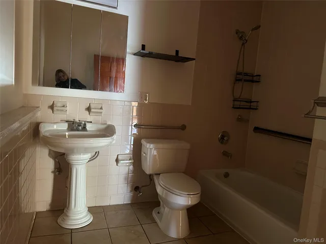 $1,800 | 20 Bigelow Hall, Unit 1, Saugerties, NY 12453