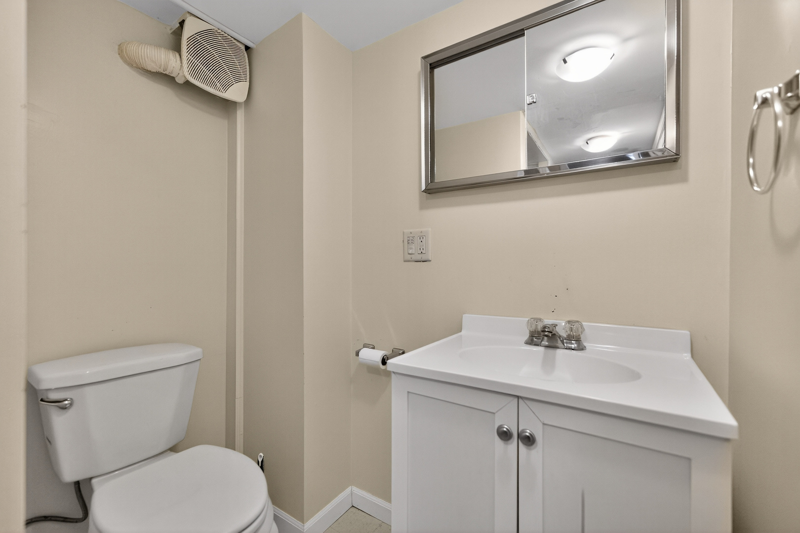 720 East Harrison Avenue Wheaton, IL 60187 - Photo 21 of 28 a bathroom with a toilet a sink and mirror