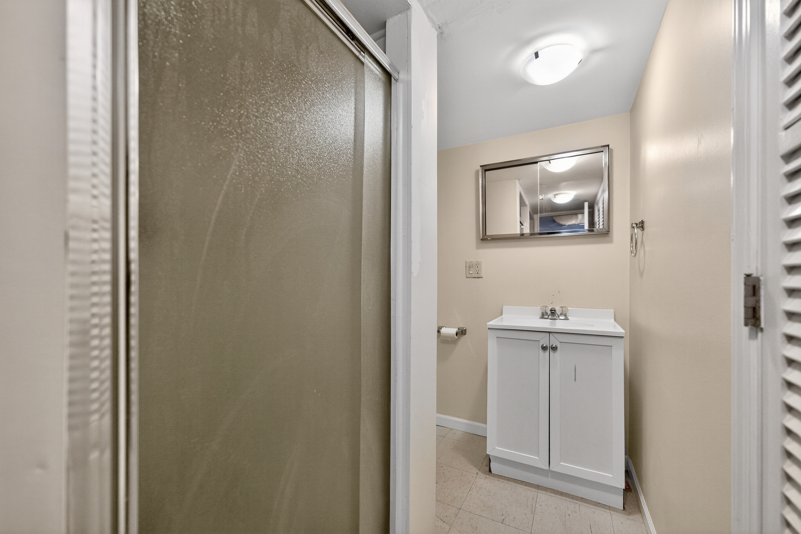720 East Harrison Avenue Wheaton, IL 60187 - Photo 22 of 28 a view of a bathroom from the hallway