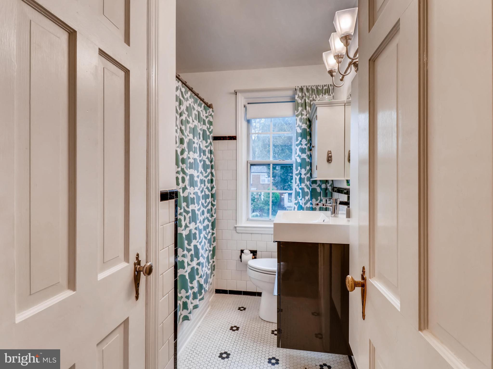 427 Stratford Road Baltimore, MD 21228 - Photo 18 of 29 a bathroom with a bathtub a sink and mirror