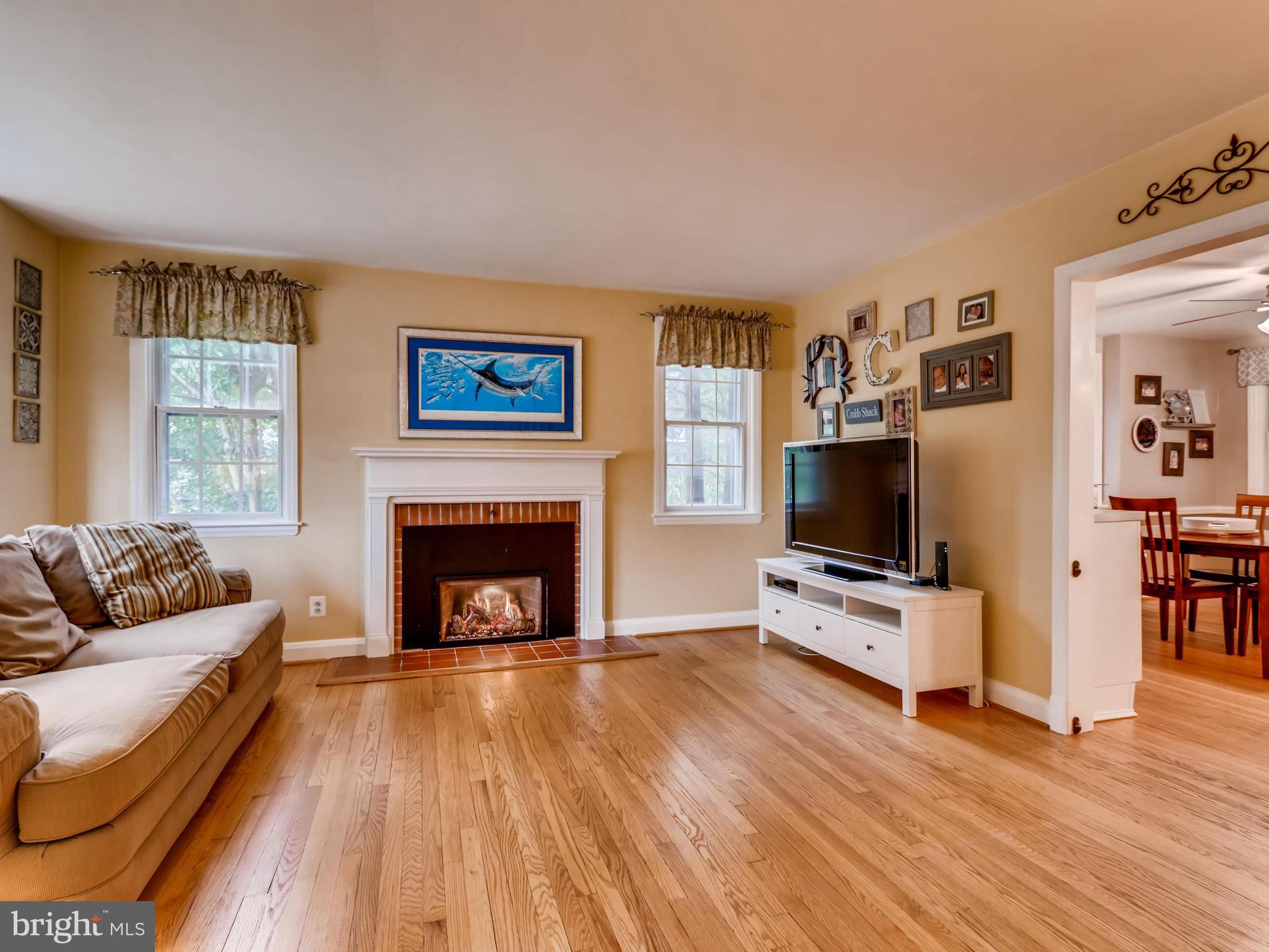 427 Stratford Road Baltimore, MD 21228 - Photo 3 of 29 a living room with furniture flat screen tv and a fireplace