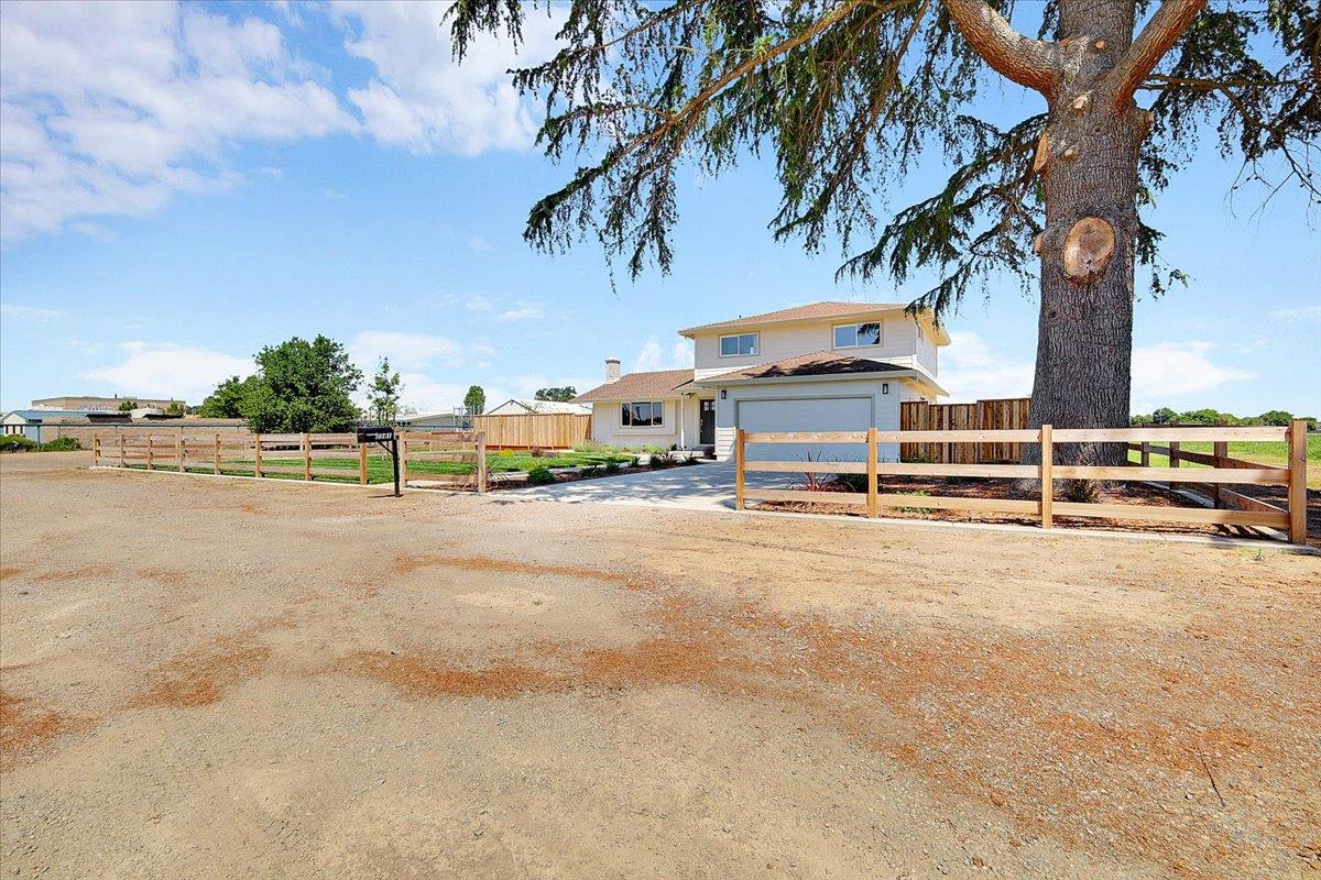 1181 Barry Road Yuba City, CA 95991 - Photo 2 of 60 a view of a basket ball ground