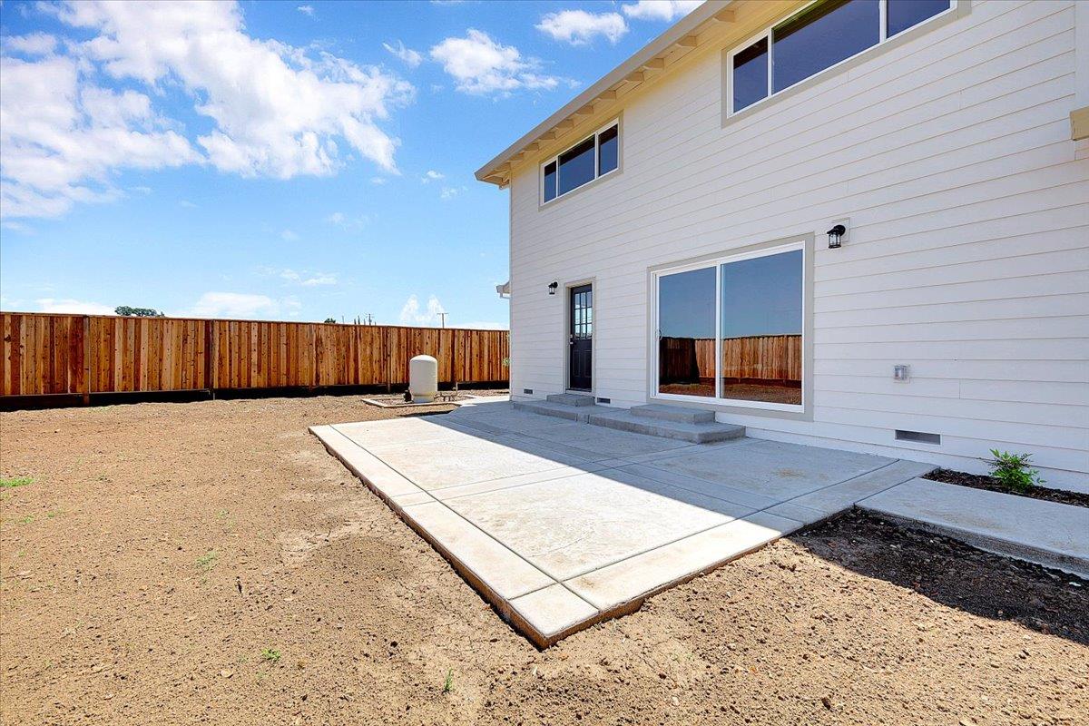 1181 Barry Road Yuba City, CA 95991 - Photo 46 of 60 a view of a backyard with a large tree