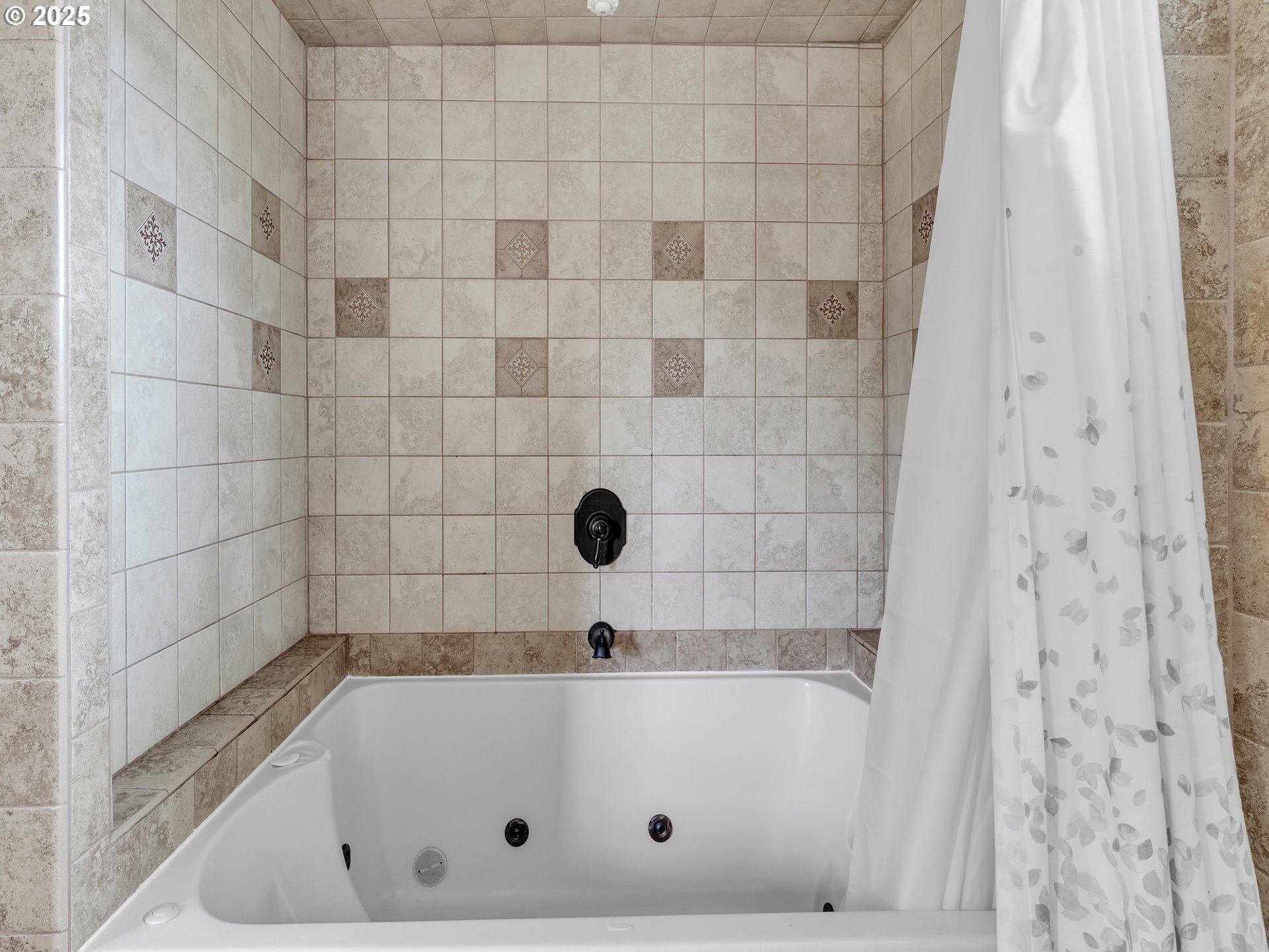 38280 Southwest Fort Hill Road Willamina, OR 97396 - Photo 10 of 31 a bathroom with a tub
