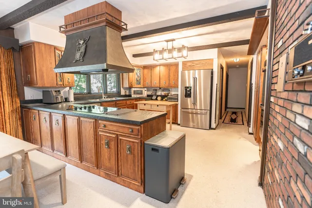 a view of walk in closet