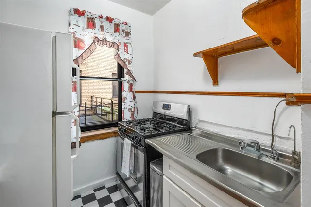 $279,000 | 251 Seaman Avenue, Unit 2H | Inwood