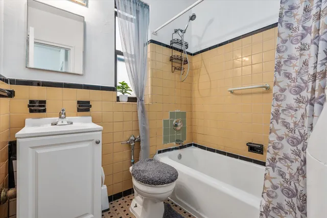 $279,000 | 251 Seaman Avenue, Unit 2H | Inwood