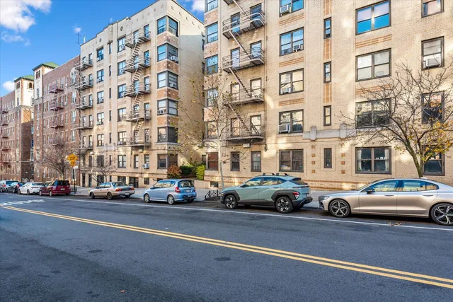 $279,000 | 251 Seaman Avenue, Unit 2H | Inwood