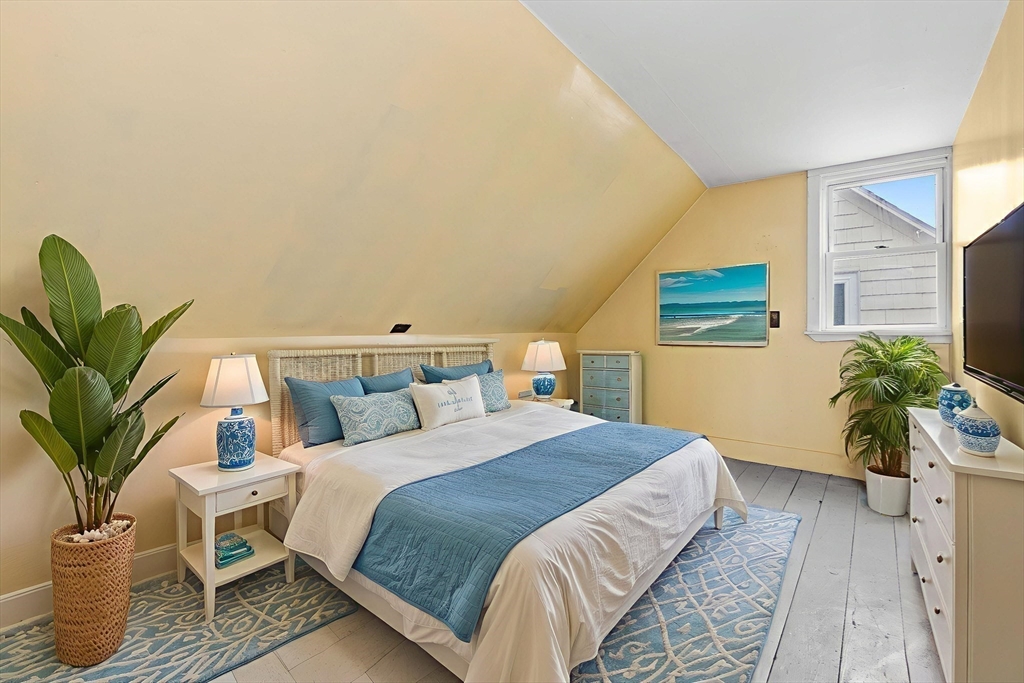 15 Eagle Hill Road Ipswich, MA 01938 - Photo 27 of 41 a bedroom with a large bed and a potted plant