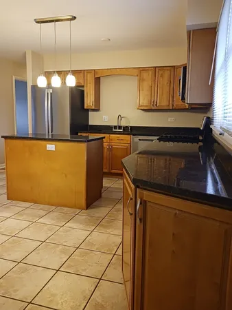 $2,600 | 546 Fawn Court, Carol Stream, IL 60188