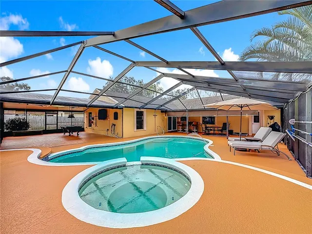 a view of back yard of the house