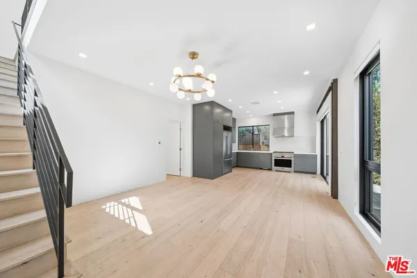 $9,250 | 633 Palms Boulevard, Venice, CA 90291