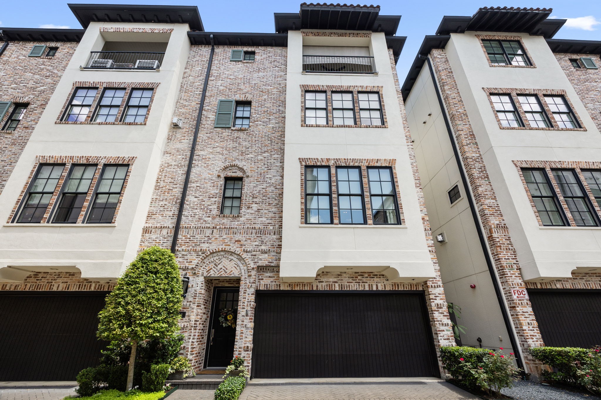 11 Robita Street Houston, TX 77019 - Photo 2 of 32 front view of a building