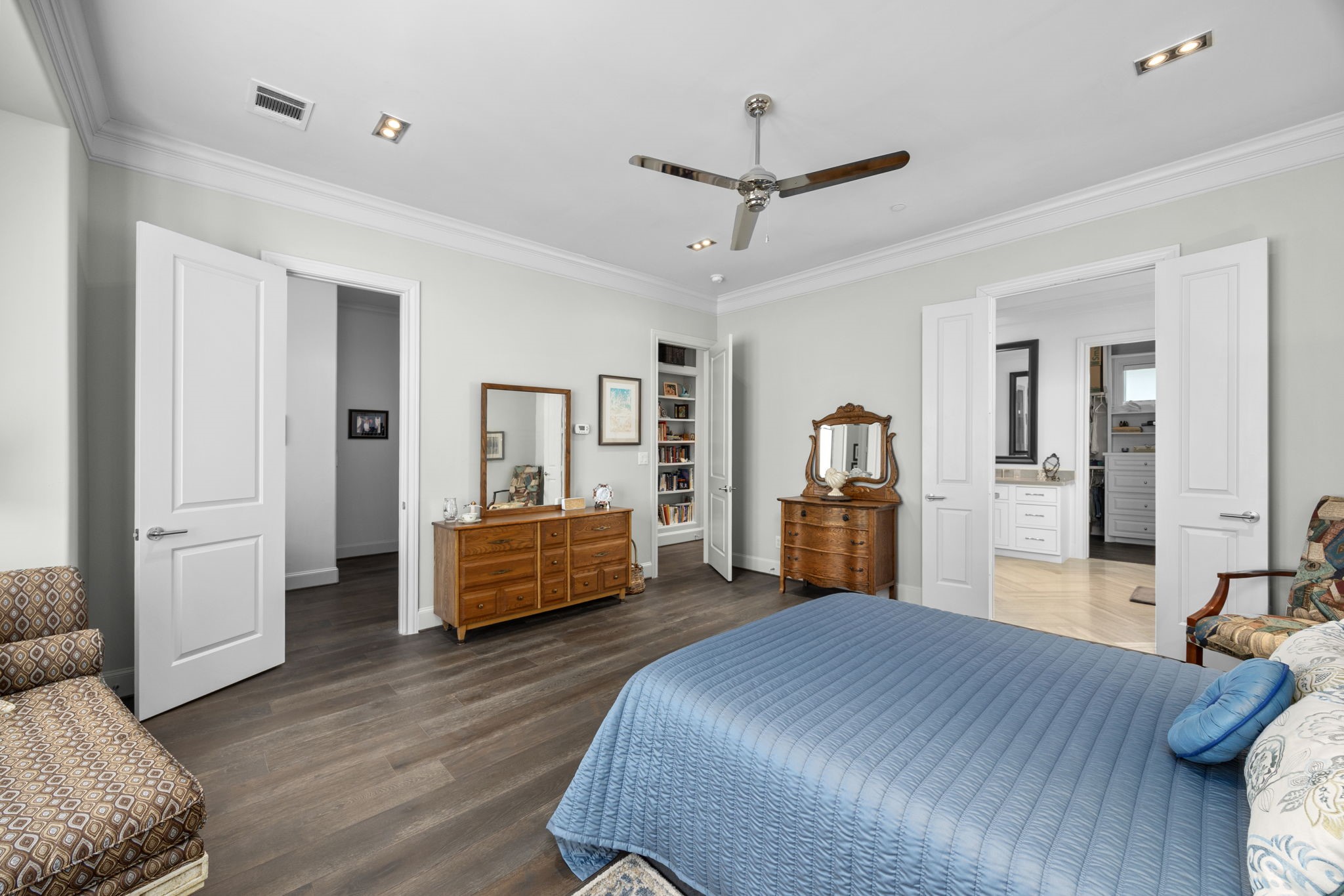 11 Robita Street Houston, TX 77019 - Photo 20 of 32 a bed room with a bed and furniture