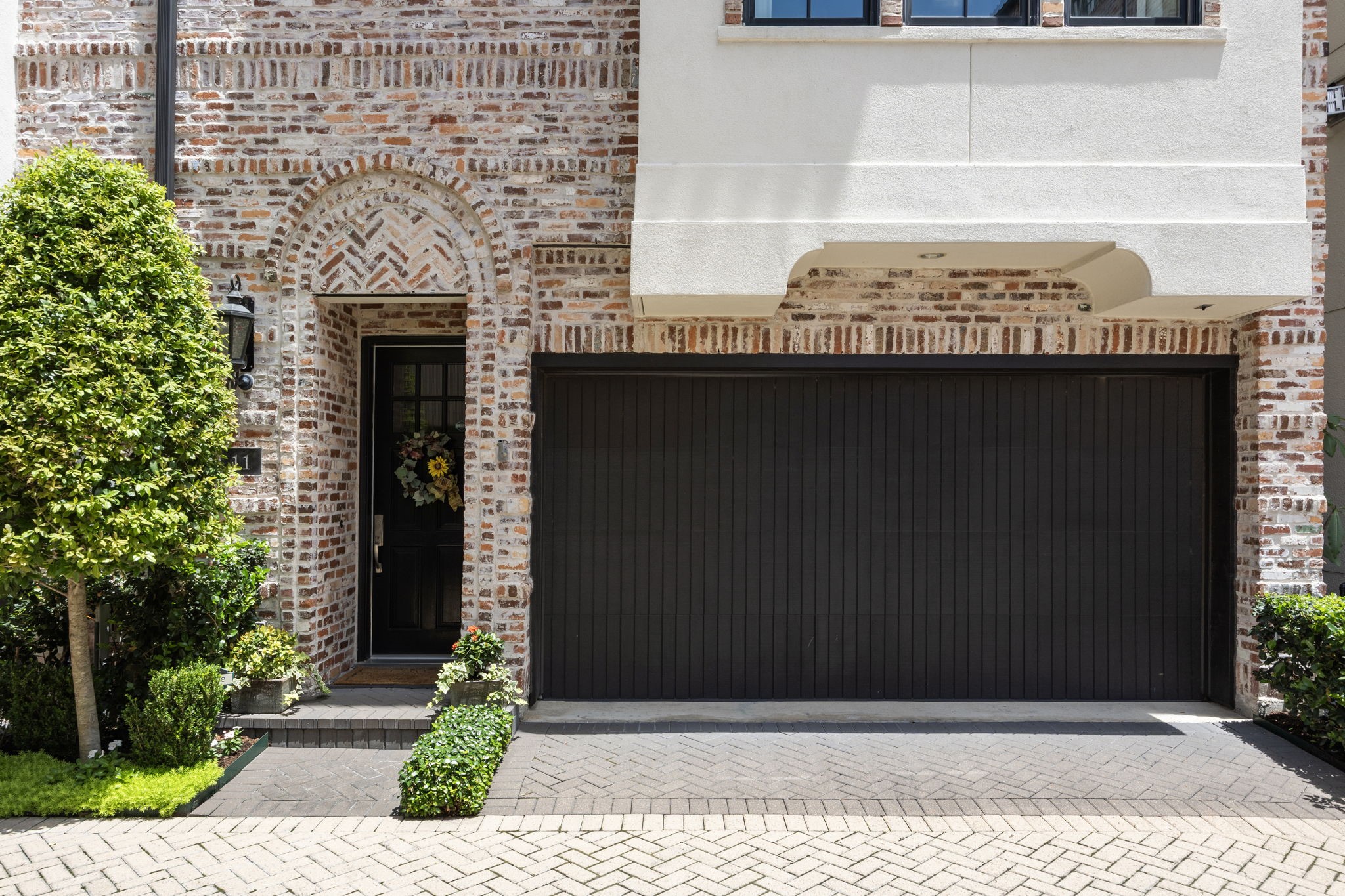 11 Robita Street Houston, TX 77019 - Photo 4 of 32 a front view of a house with garden