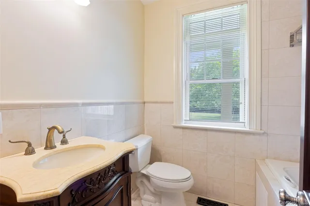 $2,175,000 | 52 Brushy Neck Lane, Westhampton, NY 11977