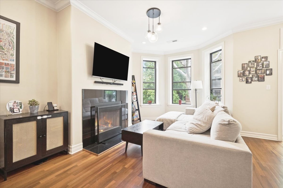832 West Roscoe Street, Unit 2 Chicago, IL 60657 - Photo 4 of 21