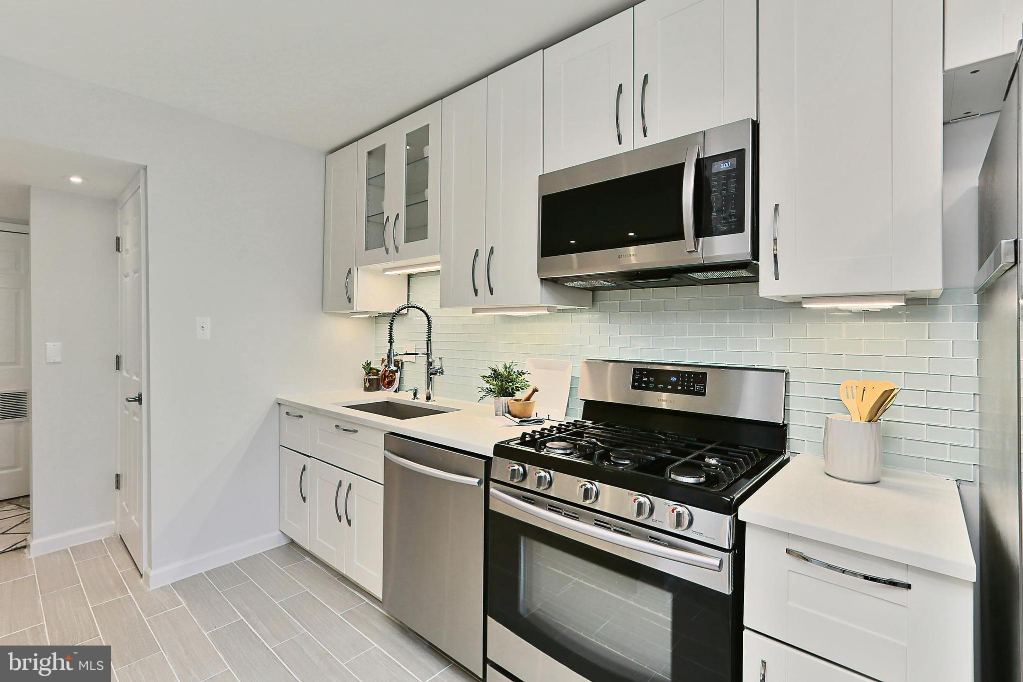 1439 Northgate Square, Unit 12A Reston, VA 20190 - Photo 19 of 40 SS Appliance Package- GAS Range!