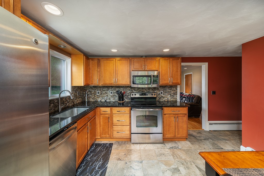 47 Nipsah Road Warwick, RI 02818 - Photo 4 of 21