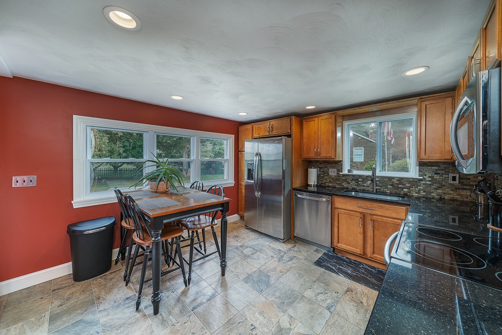 47 Nipsah Road Warwick, RI 02818 - Photo 5 of 21