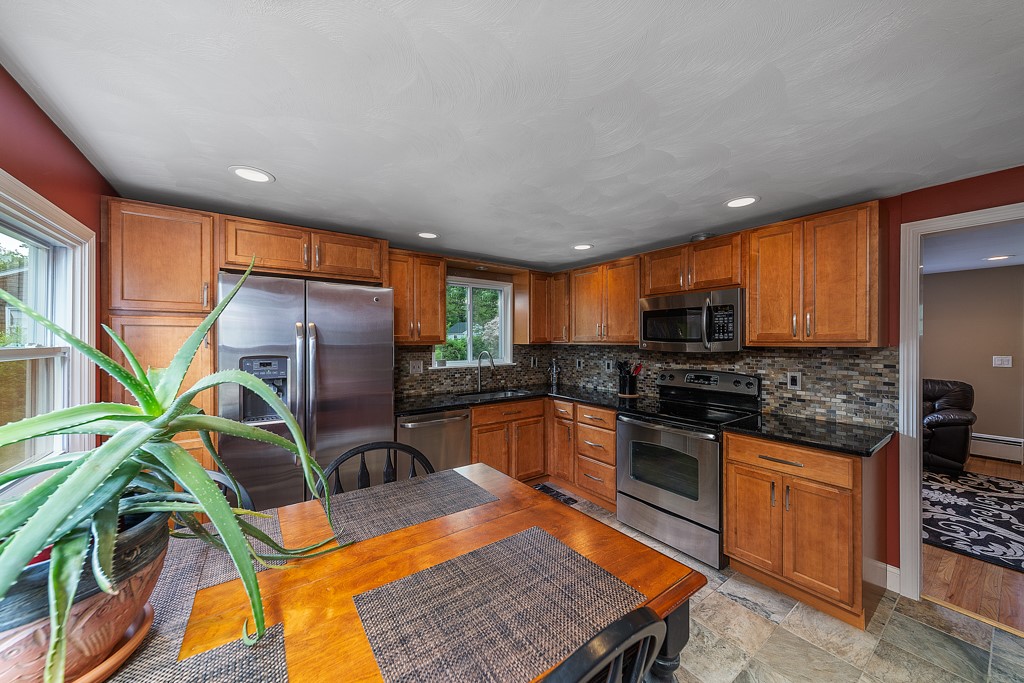 47 Nipsah Road Warwick, RI 02818 - Photo 6 of 21