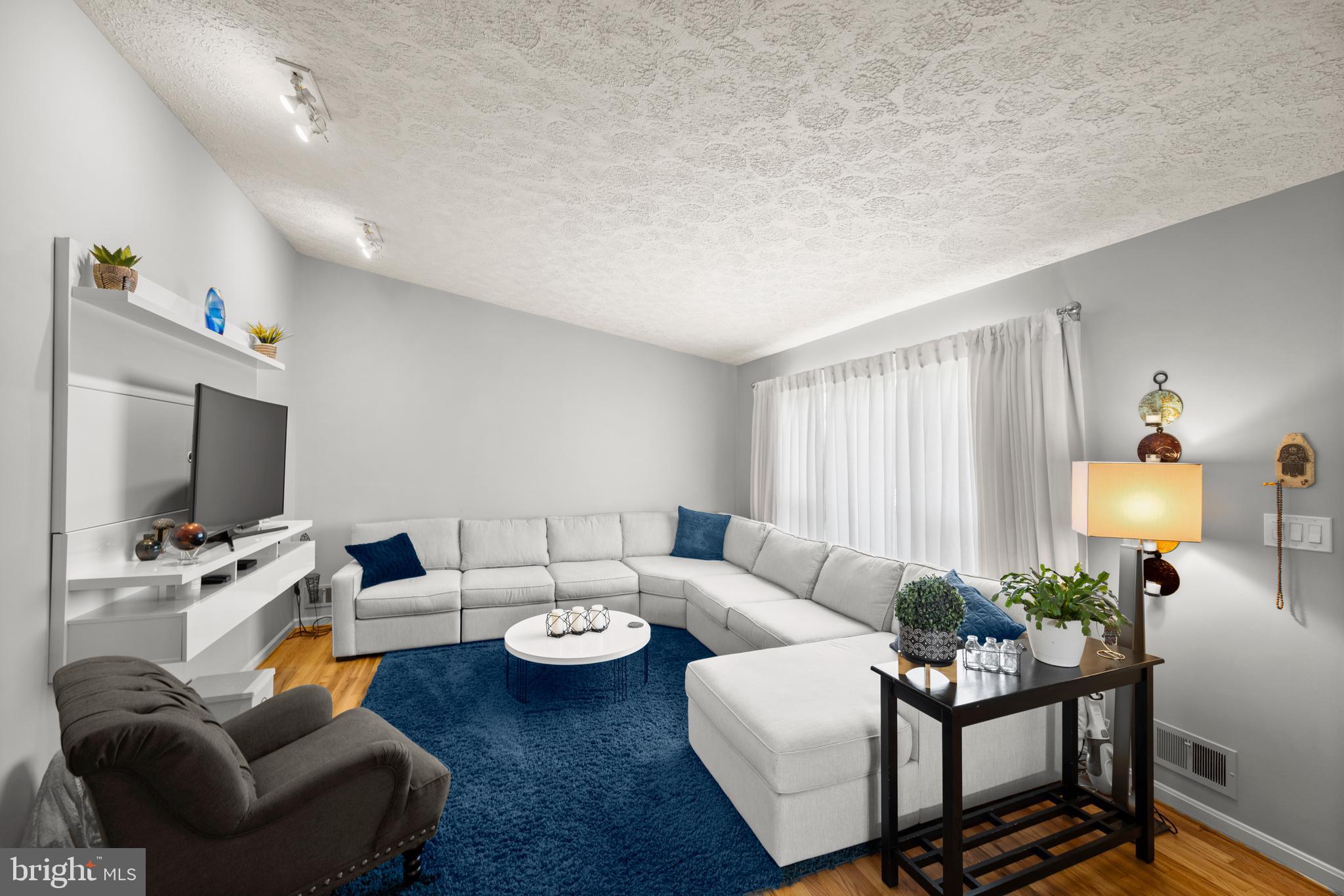 2701 Geartner Road Baltimore, MD 21209 - Photo 2 of 41 Living Room