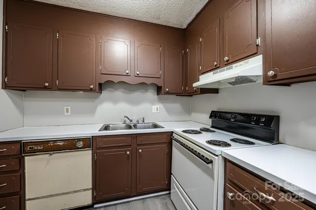 $1,150,000 | 1051 3rd Street Southeast, Hickory, NC 28602