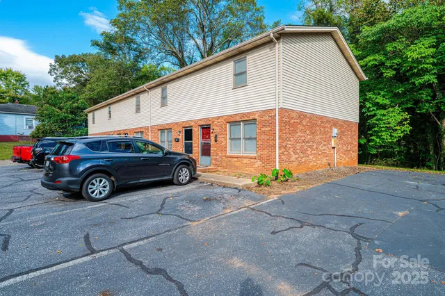 $1,150,000 | 1051 3rd Street Southeast, Hickory, NC 28602