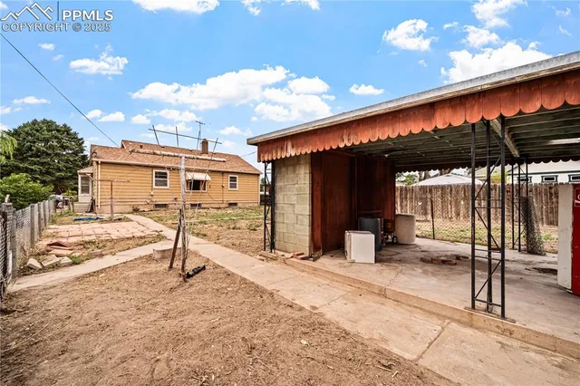 a view of a house with backyard