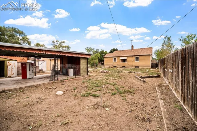 a view of a house with backyard