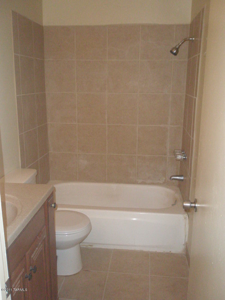 1835 West Dominy Road Tucson, AZ 85713 - Photo 6 of 10 a bathroom with a toilet and a bathtub