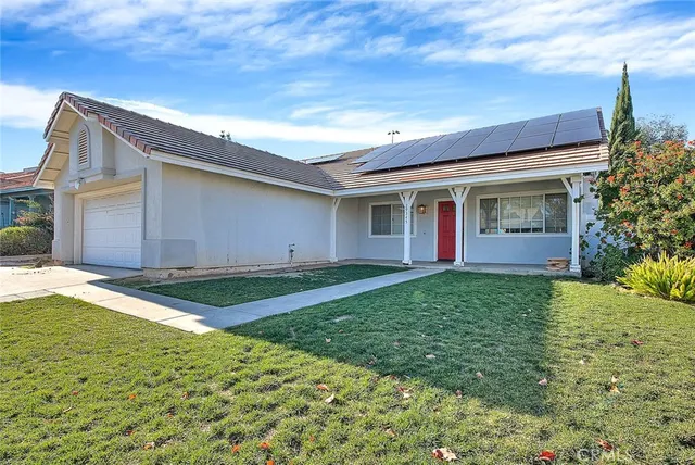a view of a house with a yard