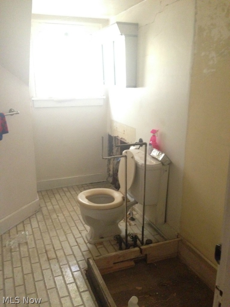 14425 Drexmore Road Cleveland, OH 44120 - Photo 16 of 19 3rd floor full bath needs work