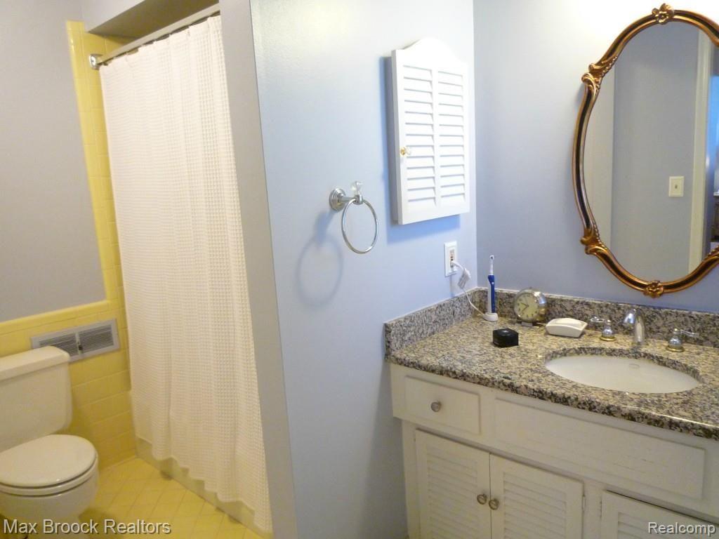 4043 West Maple Road, Unit 101 Bloomfield Hills, MI 48301 - Photo 26 of 34 P1080551.jpg
